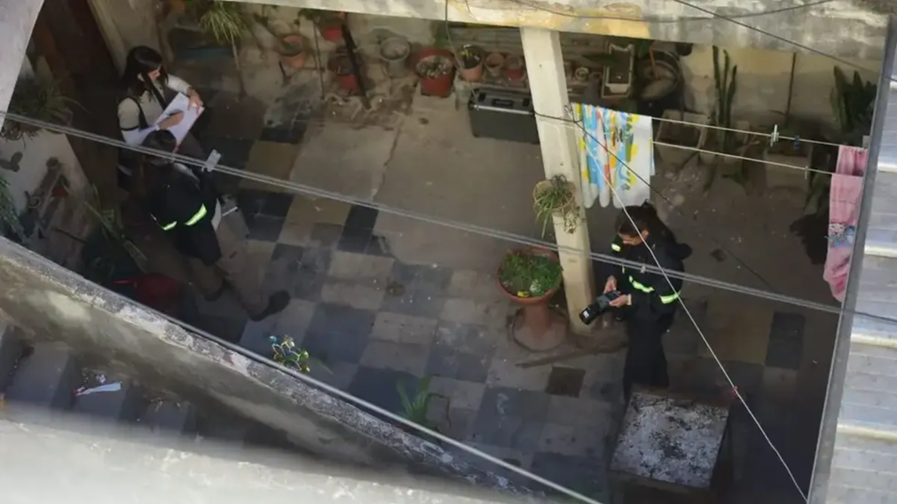 El patio de la casa del acusado del femicidio de Agostina. (Gentileza La Voz)