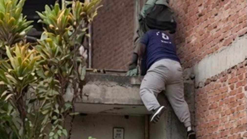 La policía resatando a la mujer que esrtaba cauitiva.