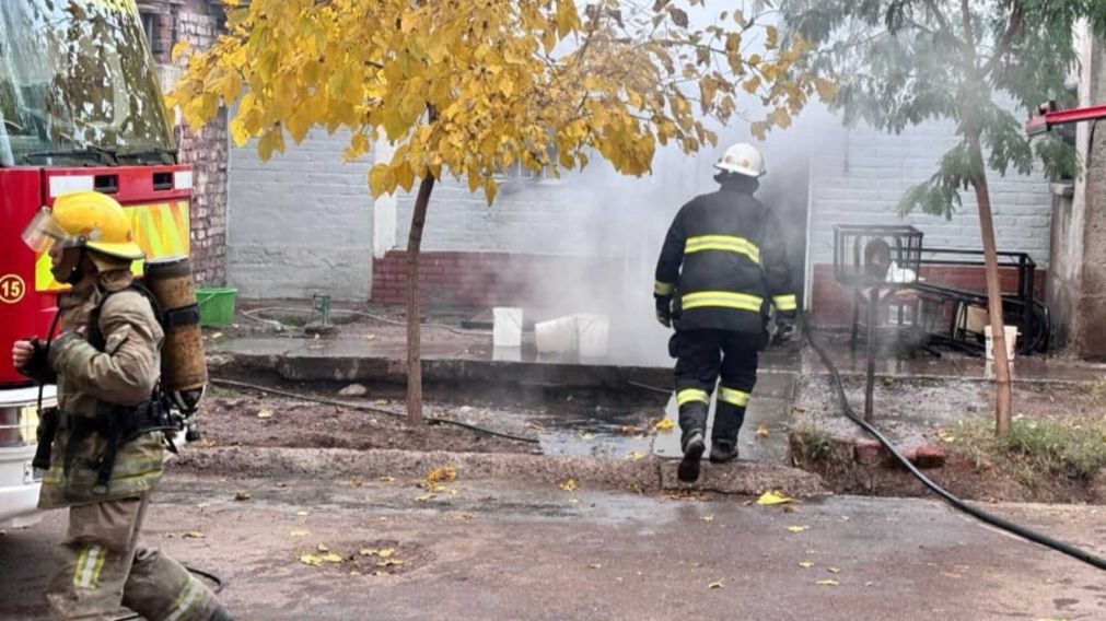 Madre e hija casi mueren en el incendio de su vivienda, tren choc� contra una moto y camioneta atropell� a un caballo en Mendoza