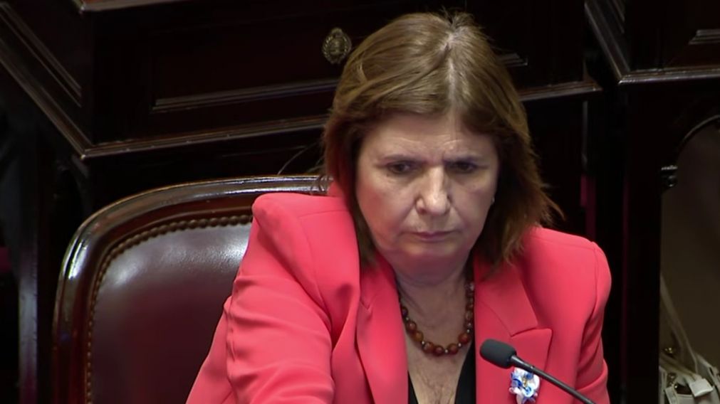 Fuerte cruce de Bullrich con Mayans y Villarruel por los pliegos.