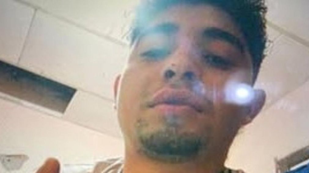 Axel Gonz�lez tiene 21 a�os.