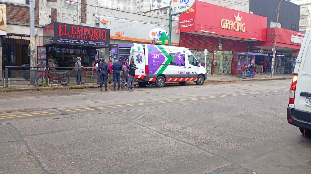 Una embarazada cayó al cruzar fuera de la senda peatonal y debió ser asistida