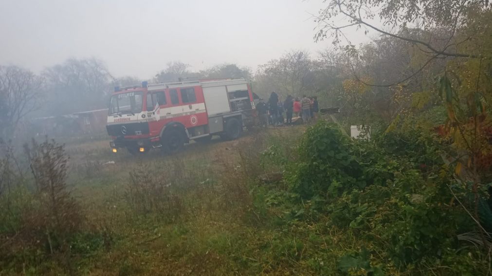 Voraz incendio en una vivienda de la ribera: asistieron a una mujer afectada por el humo