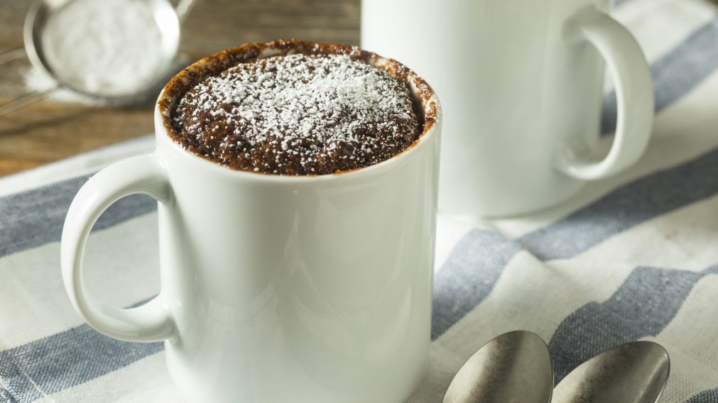 Receta para los "dulceros": cómo hacer una torta en taza de chocolate, avena y banana en dos minutos.