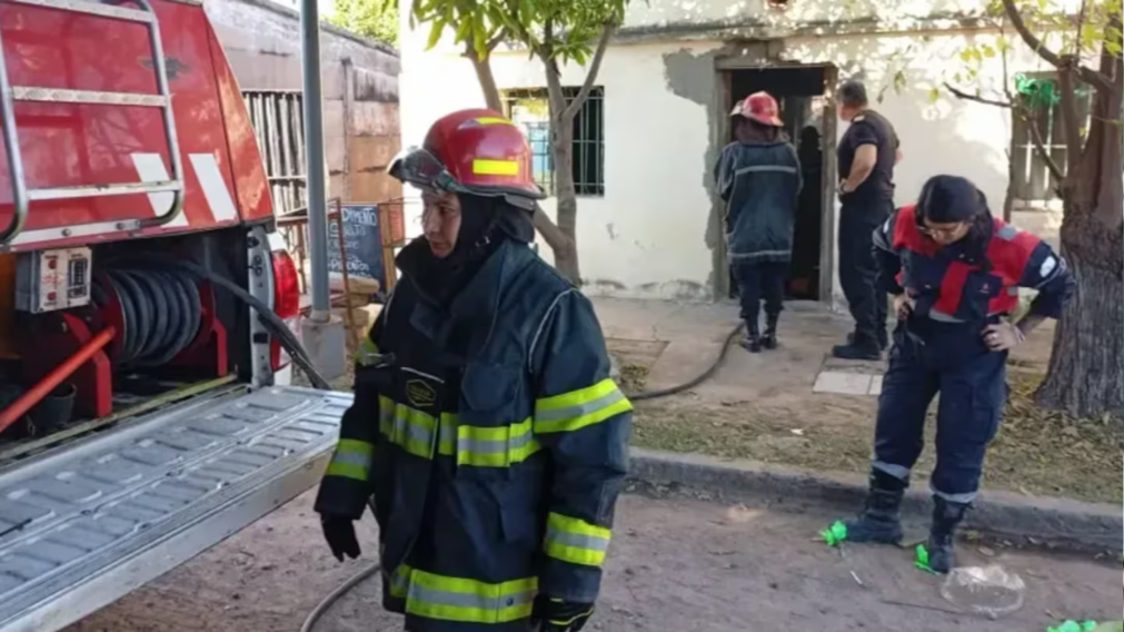 Los bomberos trabajando en el lugar. (Foto: Gentileza Noticiero9).