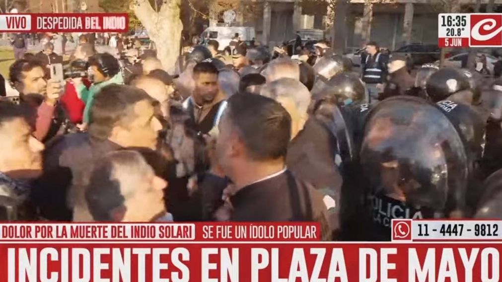 Misa ricotera en Plaza de Mayo: incendentes entre fanáticos del Indio y la policía.