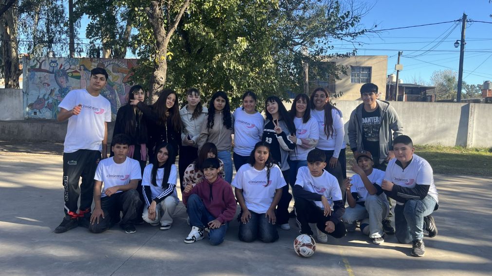 Estudiantes de la escuela N6 de Merlo acompa�ados por Cimientos. (Foto: Fundaci�n Cimientos)