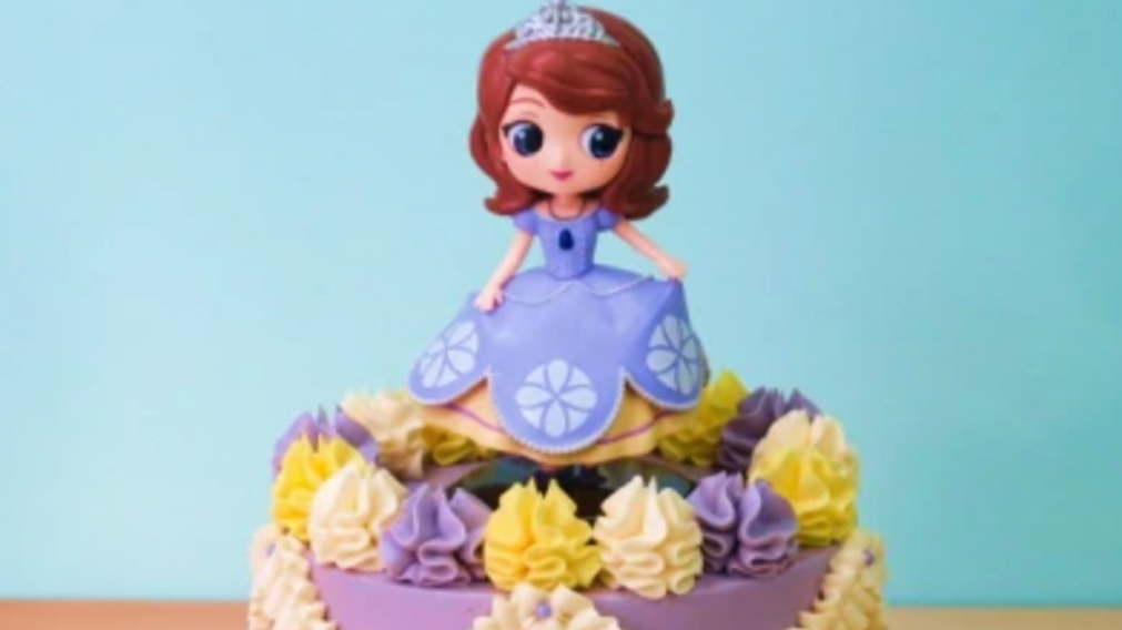 La comparación entre la torta encargada y la que finalmente recibió desató una ola de comentarios en redes sociales.