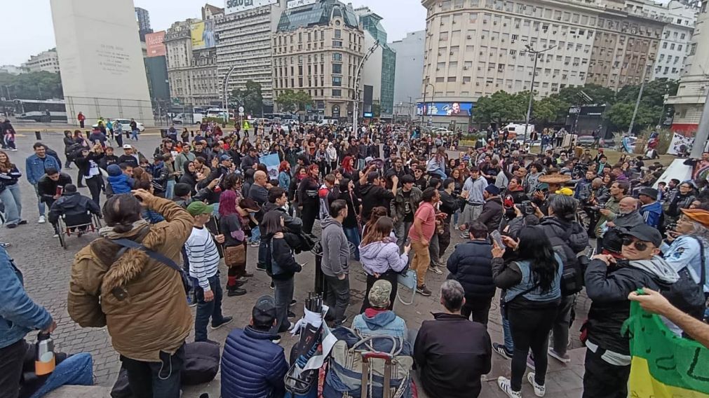 Incidentes en la despedida al Indio Solari en el Obelisco: catorce detenidos y tres heridos leves