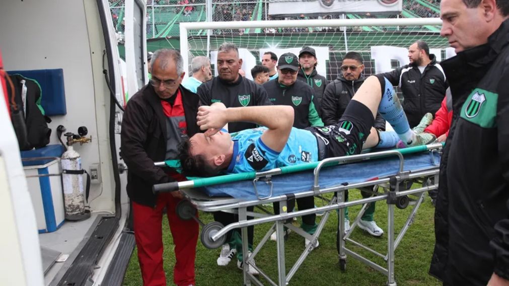 Escándalo en la Primera Nacional: los hinchas de San Martín de San Juan le tiraron un petardo al arquero de Nueva Chicago y el partido se suspendió