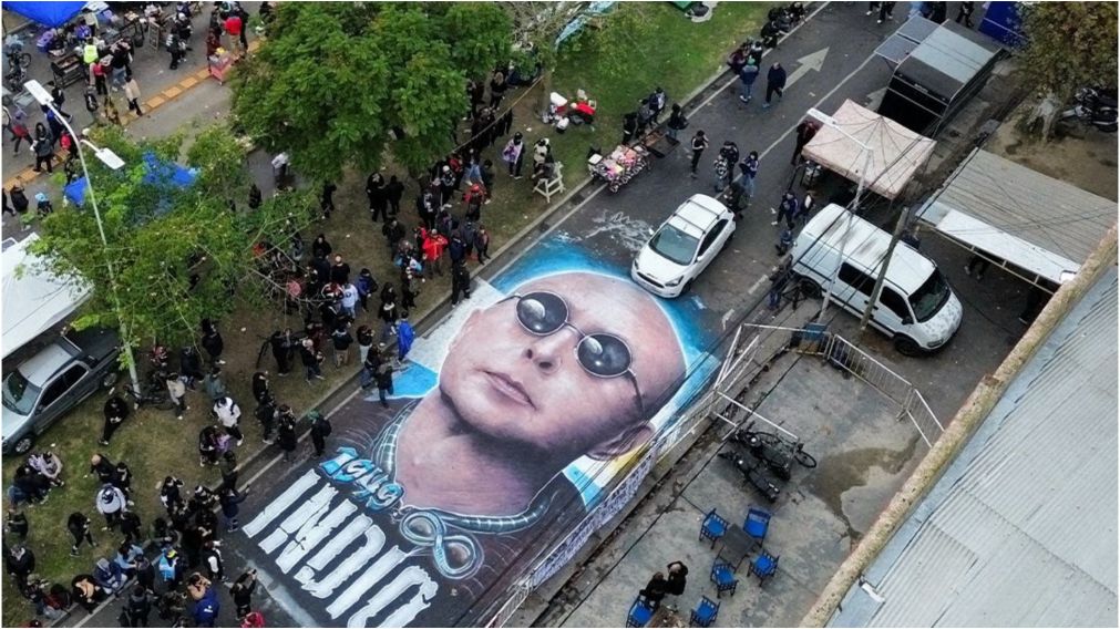 La impactante gigantografía con la que los "ricoteros" despidieron al Indio Solari