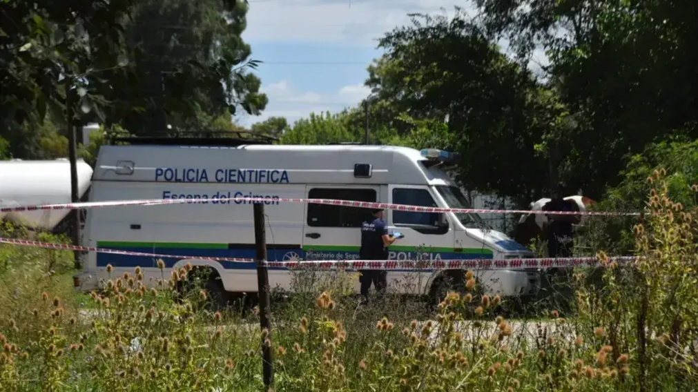Encontraron el cadáver de un hombre degollado junto a un arroyo.