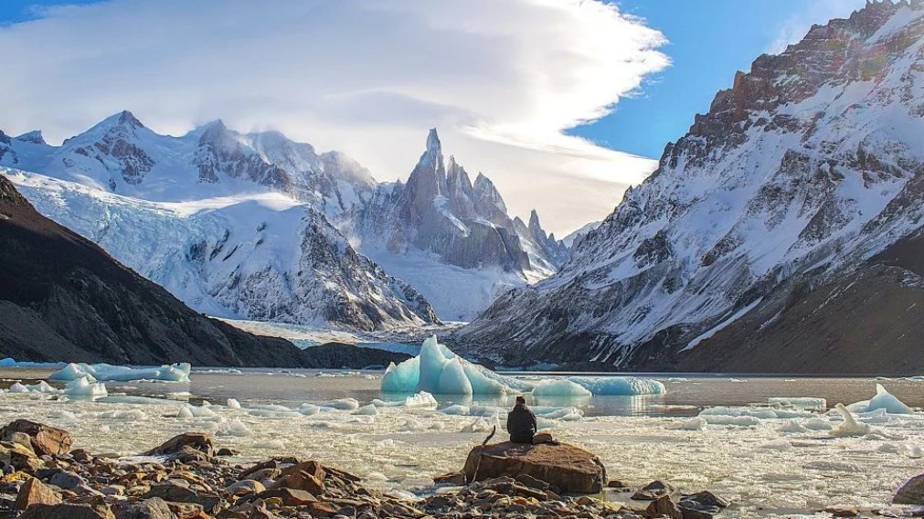Las vistas de esta emblemática formación rocosa convierten cada caminata en una experiencia inolvidable en la Patagonia argentina.
