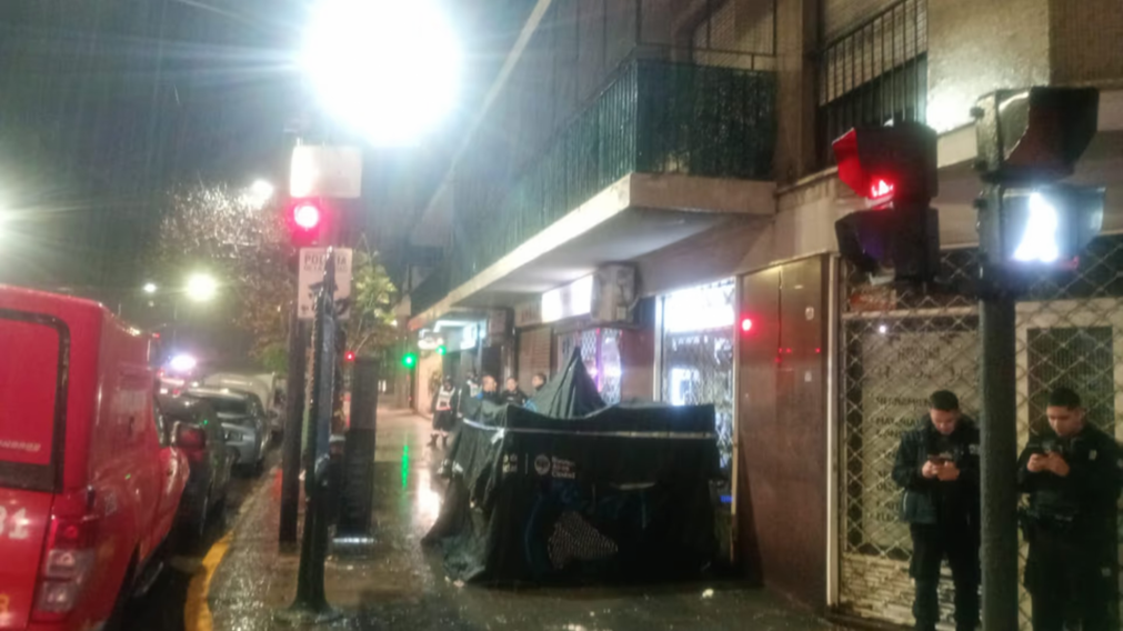 La tragedia se produjo en un edificio ubicado en la calle Ortiz de Ocampo, entre Cabello y avenida Las Heras.