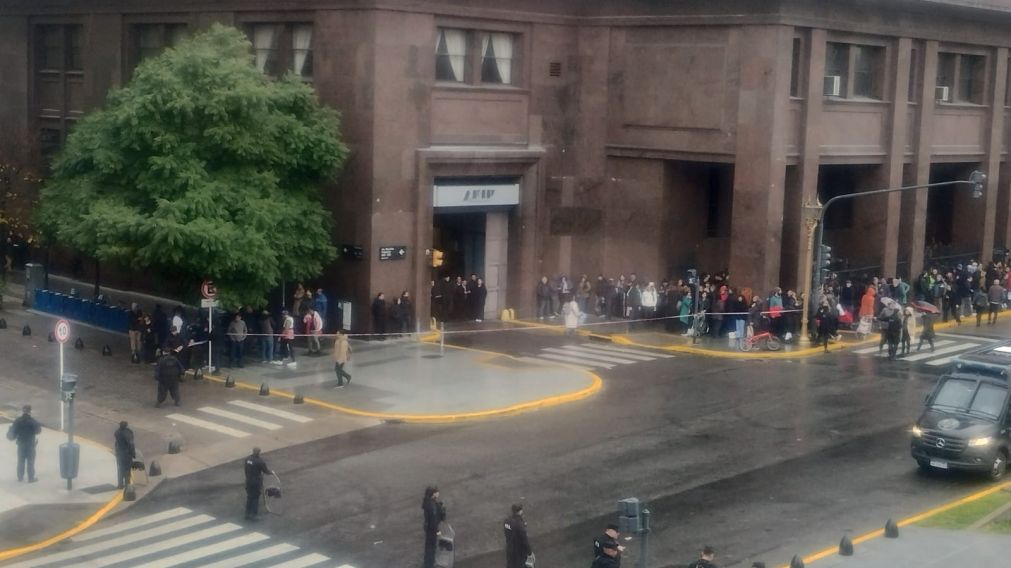 Los trabajadores se refugiaron en los techos del edificio de la ARCA.