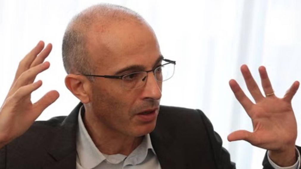 Yuval Noah Harari elogió a Javier Milei como "un político muy audaz" pero cuestionó su idea sobre la IA.