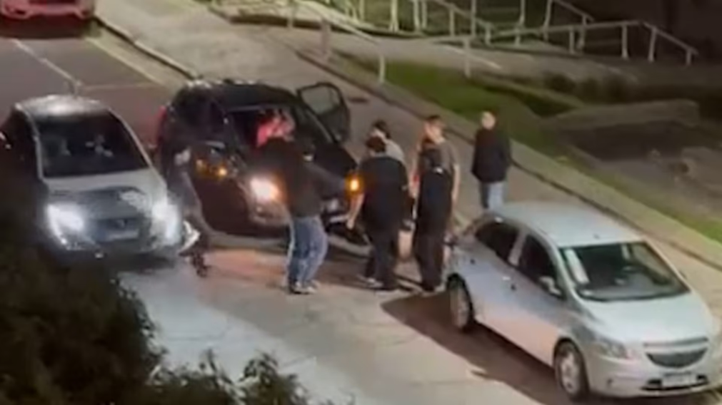 La pelea qued� filmada por las c�maras de seguridad de la zona. 