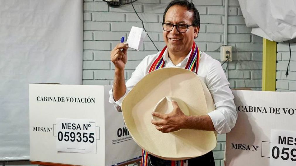 Roberto S�nchez pas� al frente en el escrutinio oficial del balotaje presidencial en Per�.