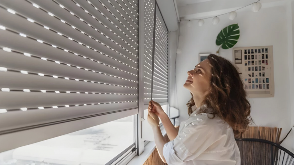 Una especialista en feng shui explica por qu� nunca hay que dejar las persianas completamente bajas al dejar la casa sola. 