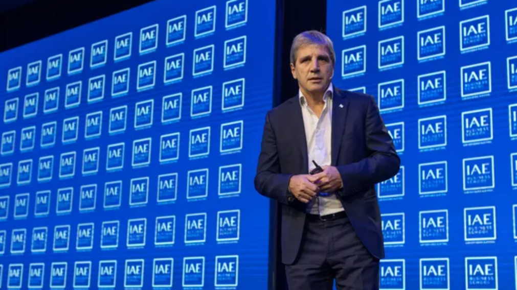 Luis Caputo defendi� su gesti�n: "Para nosotros, la econom�a solo va a mejorar"