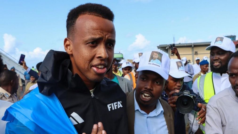 Omar Artan, el �rbitro mundialista expulsado por Estados Unidos, recibi� una ovaci�n al llegar a Somal�a.