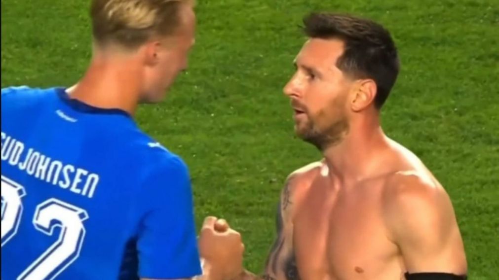 Durante el amistoso entre Argentina e Islandia, se violvi� un momento muy especial entre Ei�ur Gudjohnsen y Lionel Messi.  (Captura video)