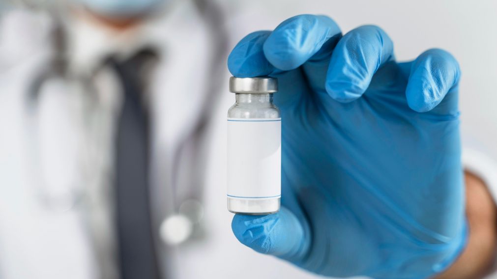 Prueban en humanos la primera vacuna dise�ada con inteligencia artificial: protege contra el coronavirus (Freepik).