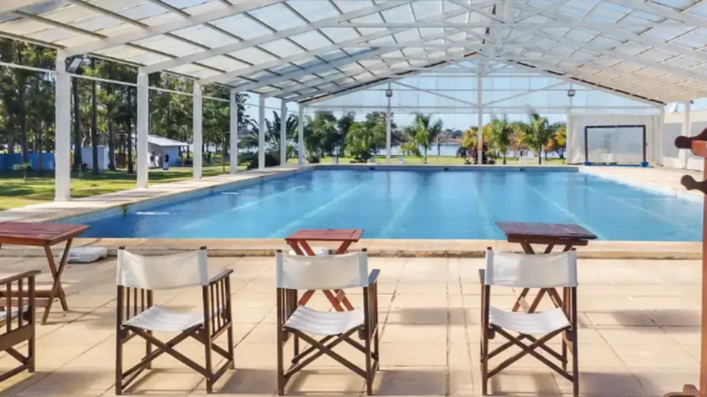 Las piscinas con temperatura agradable durante todo el año convierten al complejo en uno de los lugares más elegidos para descansar y desconectarse.