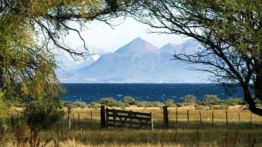 El acceso permite descubrir algunos de los paisajes más emblemáticos del noroeste santacruceño entre lagos, estepa y montañas.