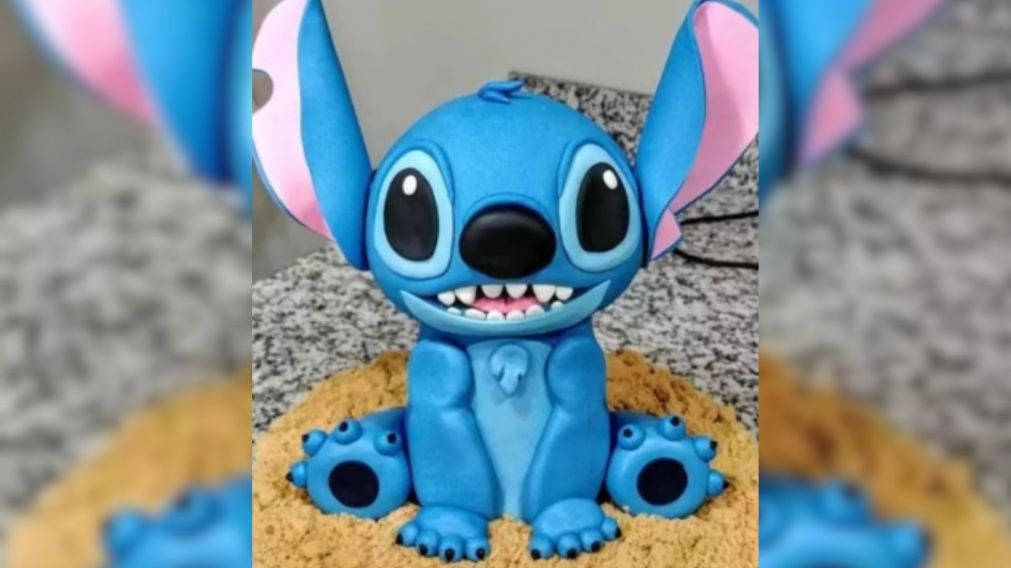 La mujer compartó la imagen de referencia que quería para su torta y lo que finalmente le llegó causó sorpresa (Captura TikTok).