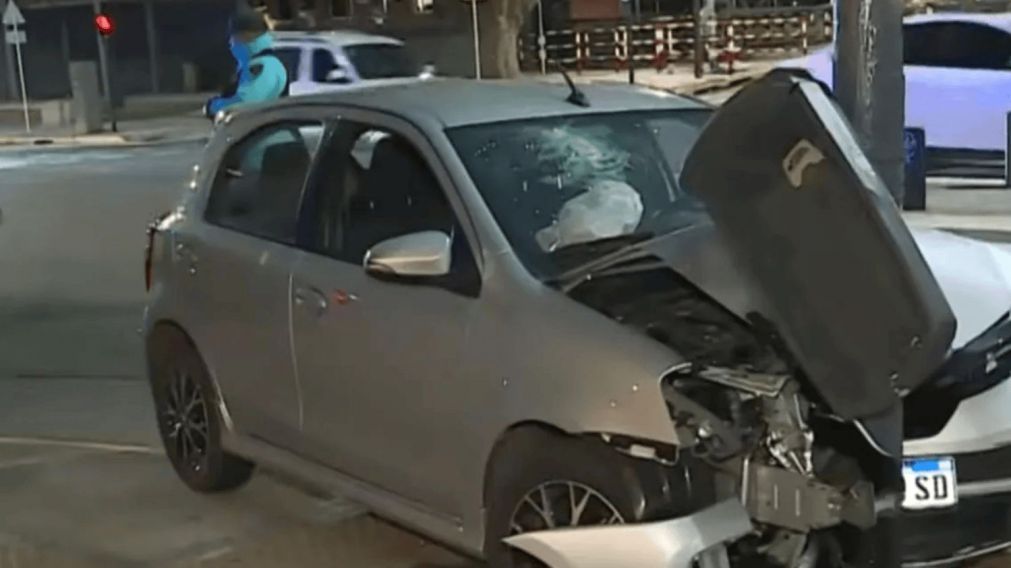 Tras impactar contra el semáforo, el auto quedó destruido.