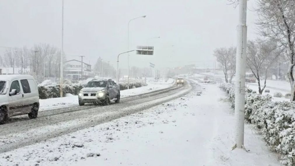 Varias rutas en Neuquén fueron cortadas por la presencia de la nieva (La mañana).