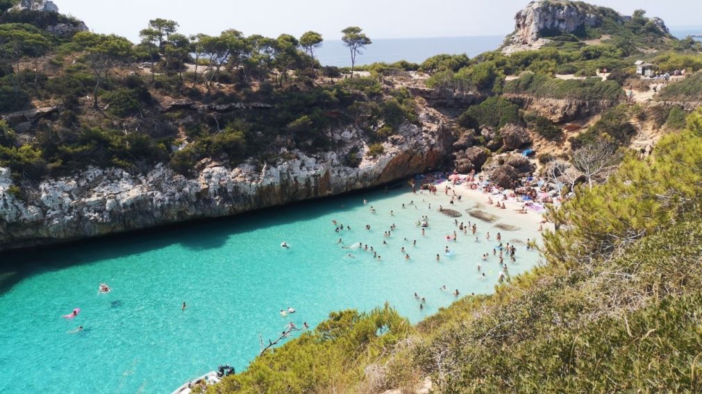 La viralidad que destruyó un paraíso: cómo ChatGPT convirtió a esta playa en la más saturada del mundo.