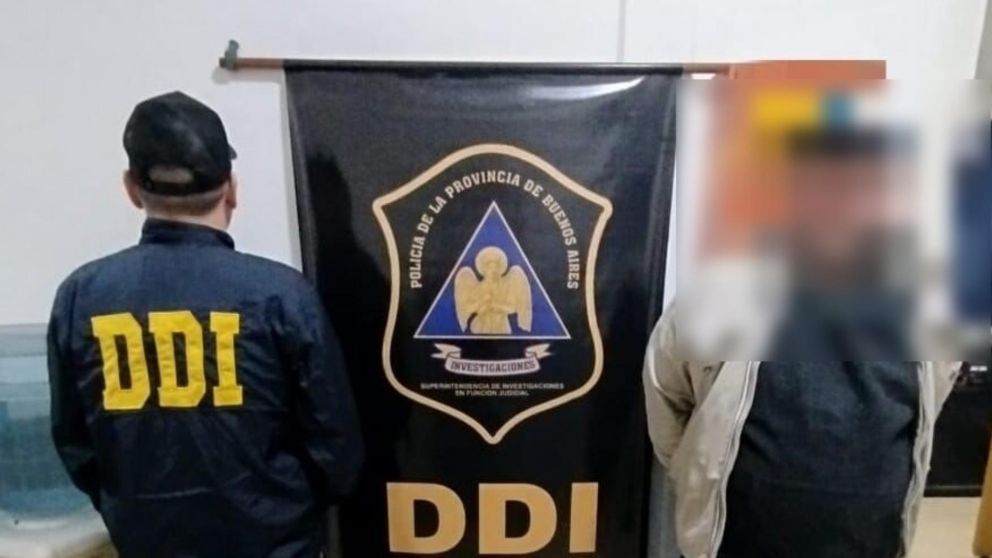 Este es el sospechoso que resultó aprehendido por los investigadores policiales.