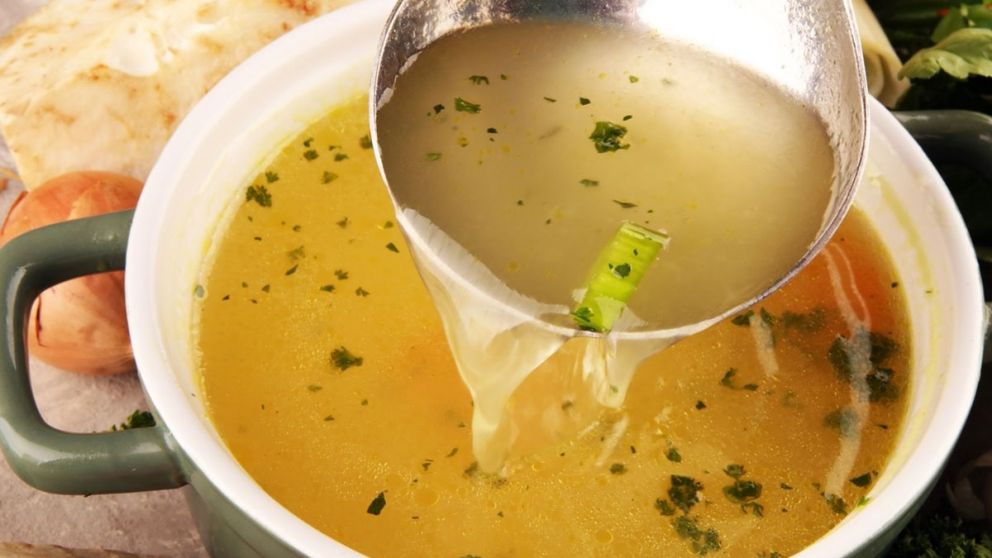 Caldo casero de verduras.