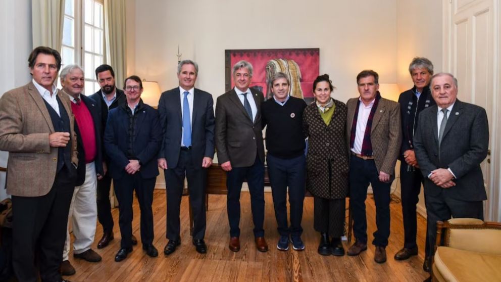 Luis Caputo junto con integrantes de la Sociedad Rural.
