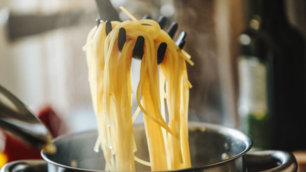 Por qu� no deber�as romper los fideos que est�n por entrar a la olla.