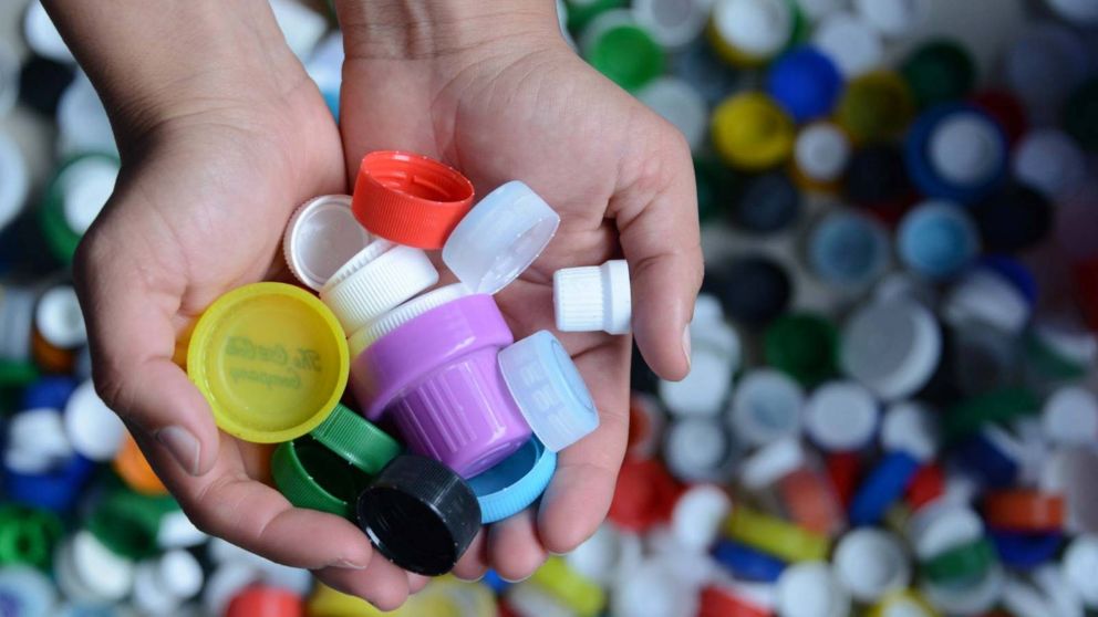 ¡IDEAS! Así podes transformar tapitas de plástico en soluciones ecológicas