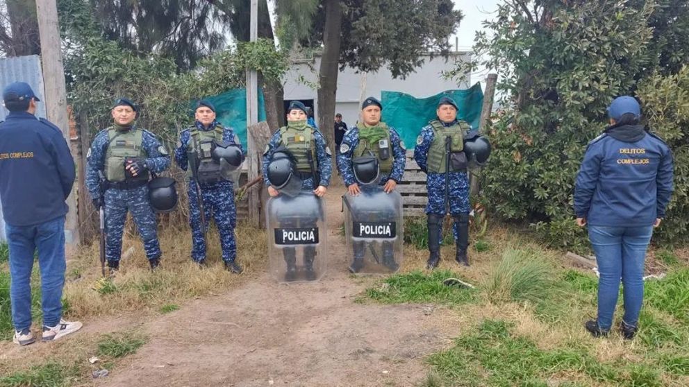 La policía en uno de los cuatro allanamientos en simultaneo.