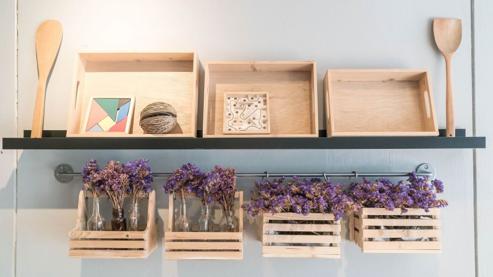Dale nueva vida a cajones de verdura como organizadores para tu hogar.