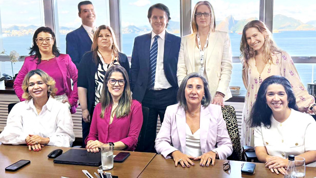 Representantes de DaVita, Grupo Olmos, Nefra LATAM y el estudio Demarest durante la firma del acuerdo que formaliza el desembarco de Nefra Medical Care en Brasil.