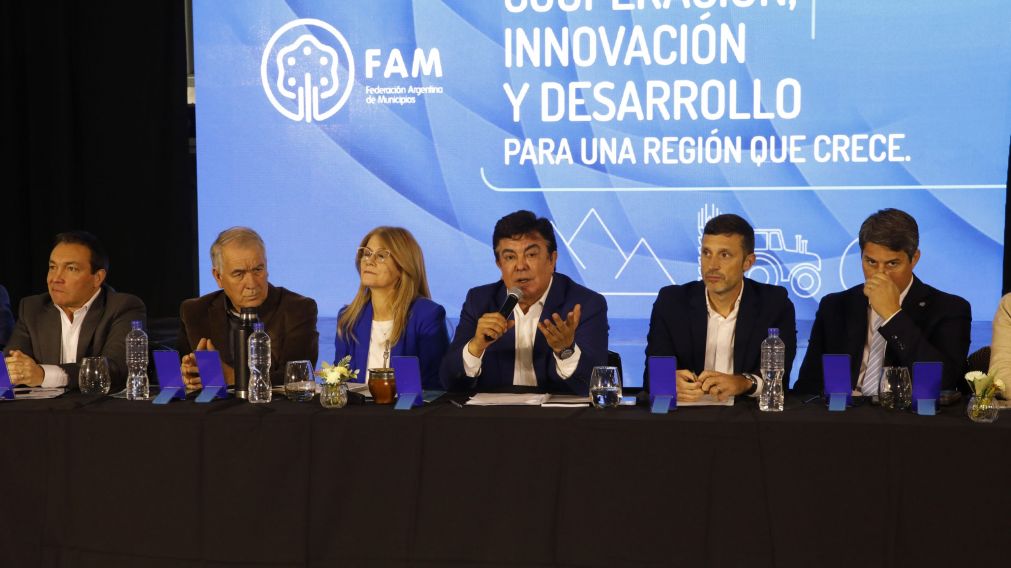 Fernando Espinoza encabezó un encuentro federal de intendentes en Santa Fe para analizar la situación social y económica