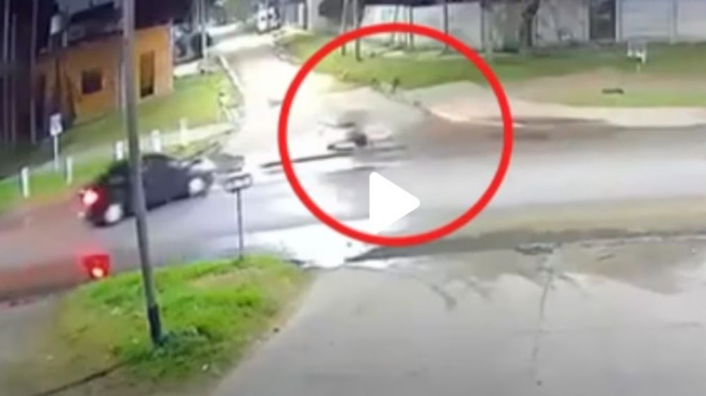 Un conductor atropell� a un motociclista y escap� en Burzaco (Imagen captura v�deo).