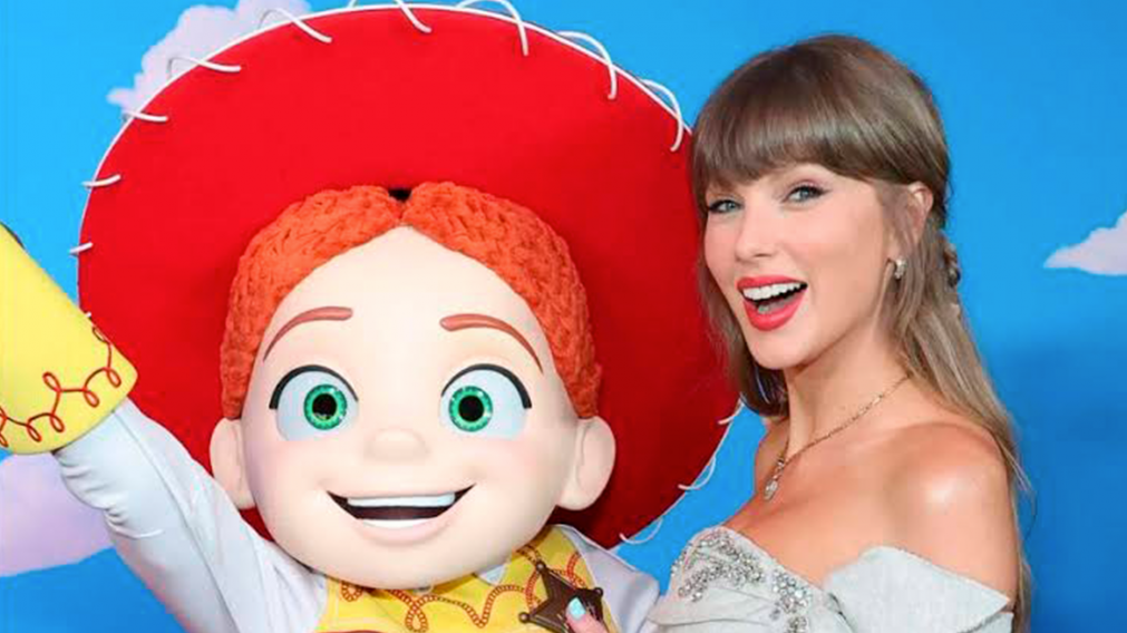 Taylor Swift emocion� a sus fan�ticos al cantar en vivo la canci�n que escribi� para Toy Story 5