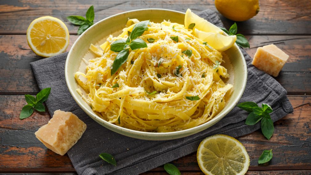 Receta f�cil y tentadora: c�mo hacer espaguettis al lim�n con queso, con pocos ingredientes y un paso a paso sencillo. 