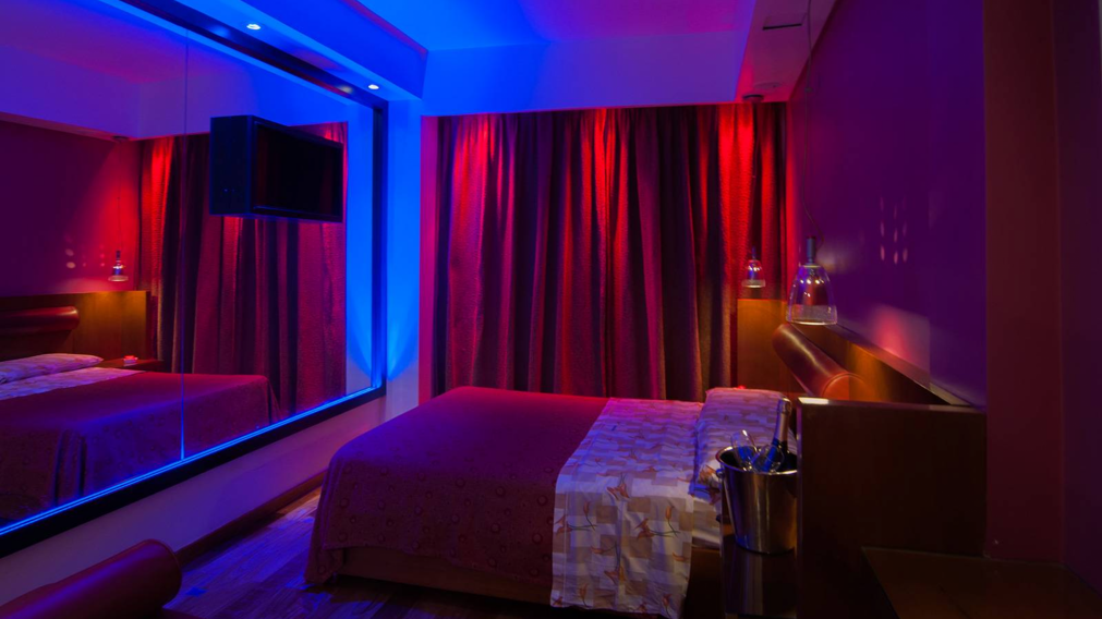 Una mujer fue atacada por su pareja en un hotel alojamiento.