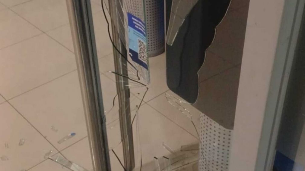 Horas dramáticas en Mendoza: cae indigente tras romper la vidriera de un banco y un alumno llevó un cuchillo para agredir a un compañero