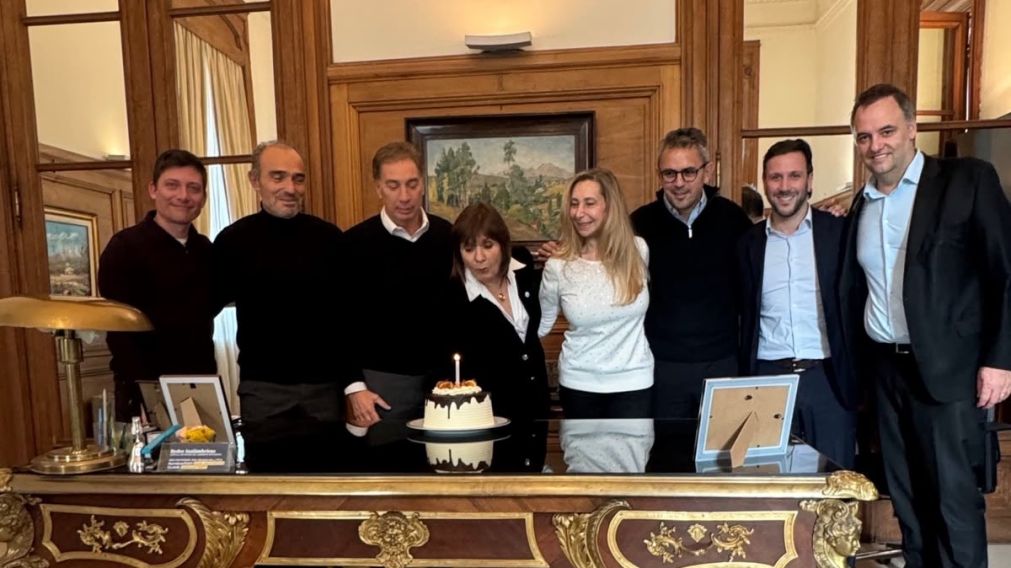 Se reuni� la mesa pol�tica en la Casa Rosada convocada por Manuel Adorni: hubo torta para Bullrich. 