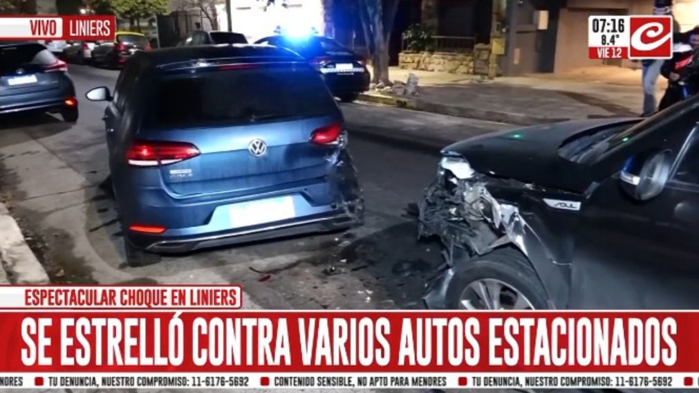 Un joven se distrajo y chocó a un auto estacionado en el barrio de Liniers (Captura de TV).