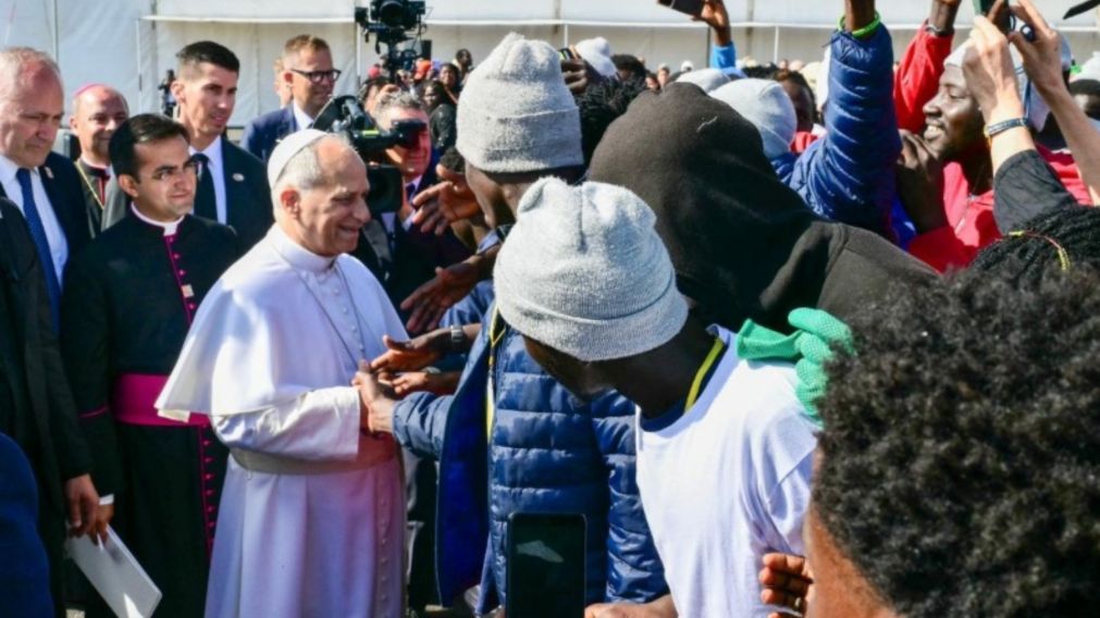El papa León XIV saluda en un centro de acogida de inmigrantes en Santa Cruz de Tenerife, España.